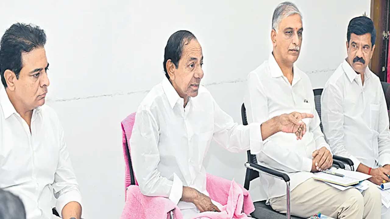 KCR| బీఆర్ఎస్ ముఖ్యులతో కేసీఆర్ అత్యవసర భేటీ KCR| బీఆర్ఎస్ ముఖ్యులతో కేసీఆర్ అత్యవసర భేటీ