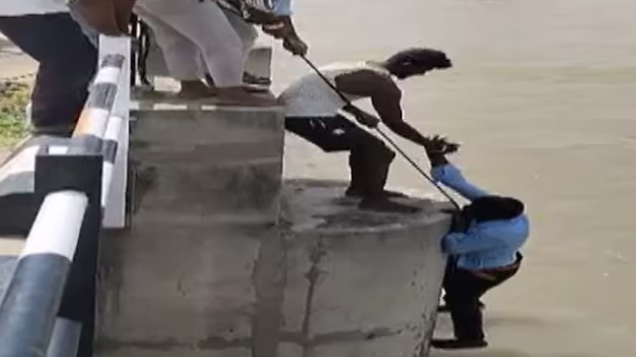 Wife pushes husband into Krishna river | భర్తను లేపేందుకు భార్య సెల్ఫీ స్కెచ్? Wife pushes husband into Krishna river | భర్తను లేపేందుకు భార్య సెల్ఫీ స్కెచ్?
