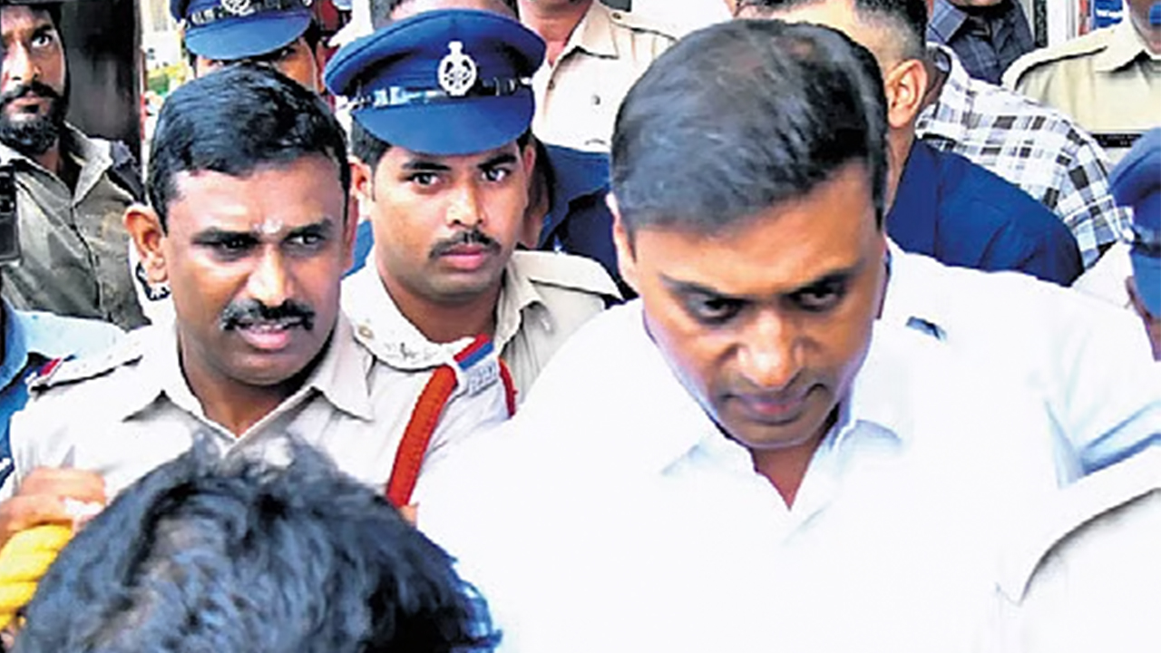 Andhra Liquor Case: రాజమండ్రి జైలులో మిథున్ రెడ్డి Andhra Liquor Case: రాజమండ్రి జైలులో మిథున్ రెడ్డి
