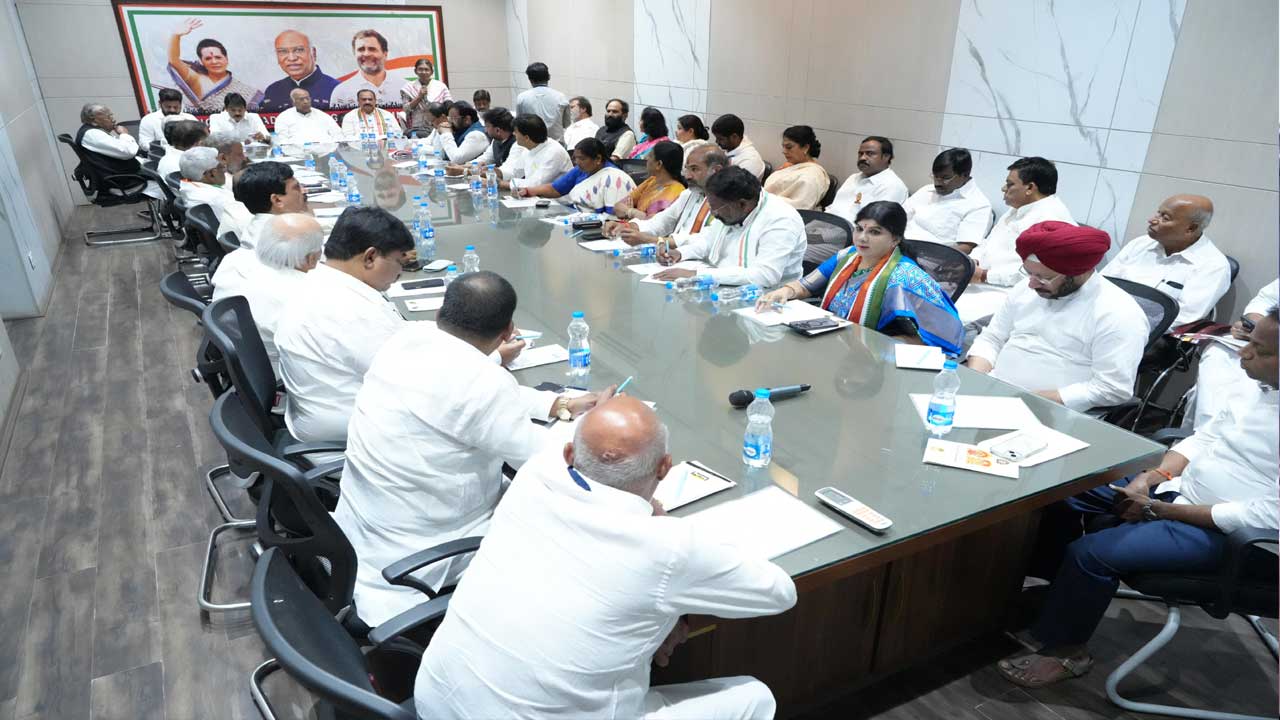 Telangana Congress PAC Meeting| తెలంగాణ కాంగ్రెస్ పీఏసీ సమావేశం..ఖర్గే..వేణుగోపాల్ ల హాజరు Telangana Congress PAC Meeting| తెలంగాణ కాంగ్రెస్ పీఏసీ సమావేశం..ఖర్గే..వేణుగోపాల్ ల హాజరు