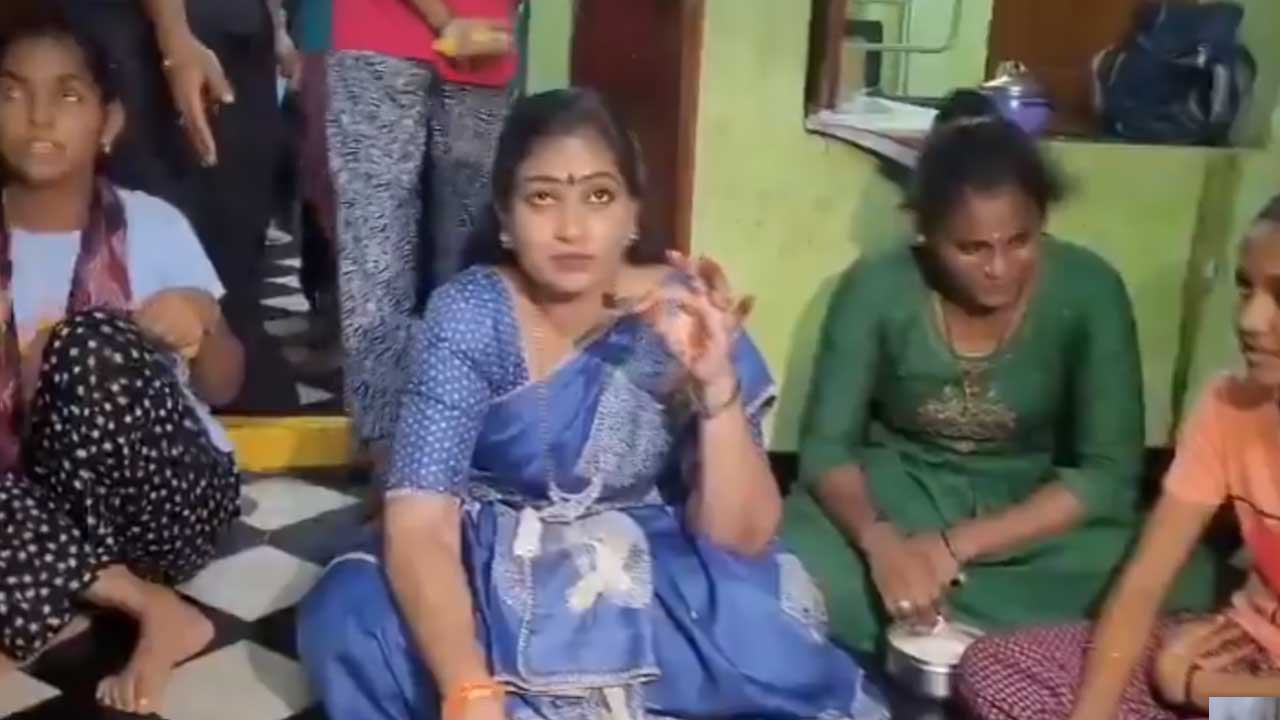 Home Minister Anita| హోం మంత్రి అనిత భోజనంలో బొద్దింక..ఆశ్చర్యపోయిన మంత్రి! Home Minister Anita| హోం మంత్రి అనిత భోజనంలో బొద్దింక..ఆశ్చర్యపోయిన మంత్రి!