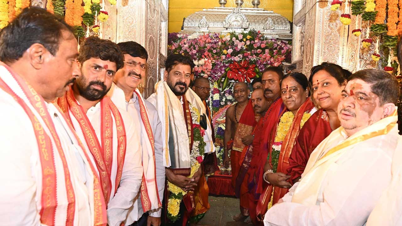 CM Revanth Reddy| ఉజ్జయిని మహంకాళీ బోనాల జాతరలో సీఎం రేవంత్ రెడ్డి CM Revanth Reddy| ఉజ్జయిని మహంకాళీ బోనాల జాతరలో సీఎం రేవంత్ రెడ్డి