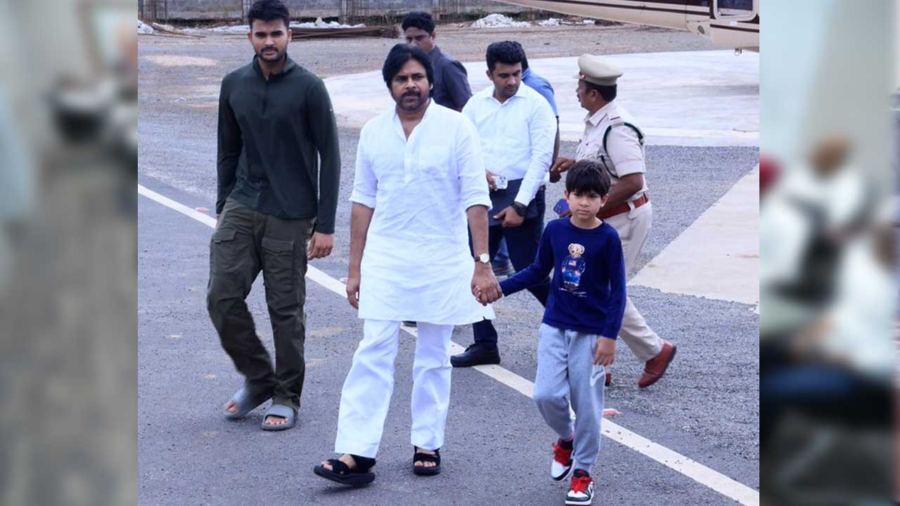 Pawan Kalyan| ఇద్దరు కుమారులతో ఏపీ డిప్యూటీ సీఎం పవన్..ఫోటో వైరల్ Pawan Kalyan| ఇద్దరు కుమారులతో ఏపీ డిప్యూటీ సీఎం పవన్..ఫోటో వైరల్
