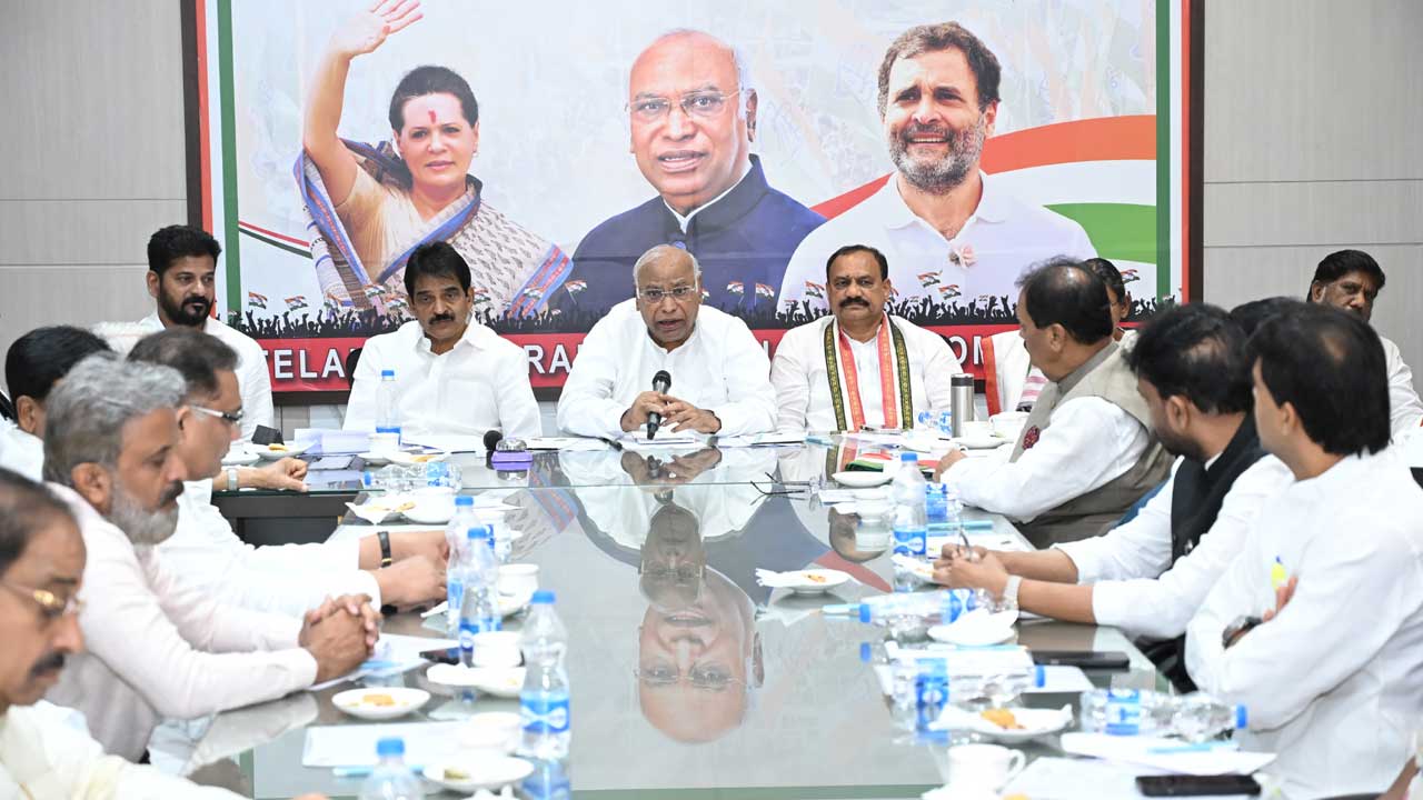Mallikarjun Kharge| కొత్త పాత నేతలను కలుపుకుపోవాలి : ఖర్గే Mallikarjun Kharge| కొత్త పాత నేతలను కలుపుకుపోవాలి : ఖర్గే