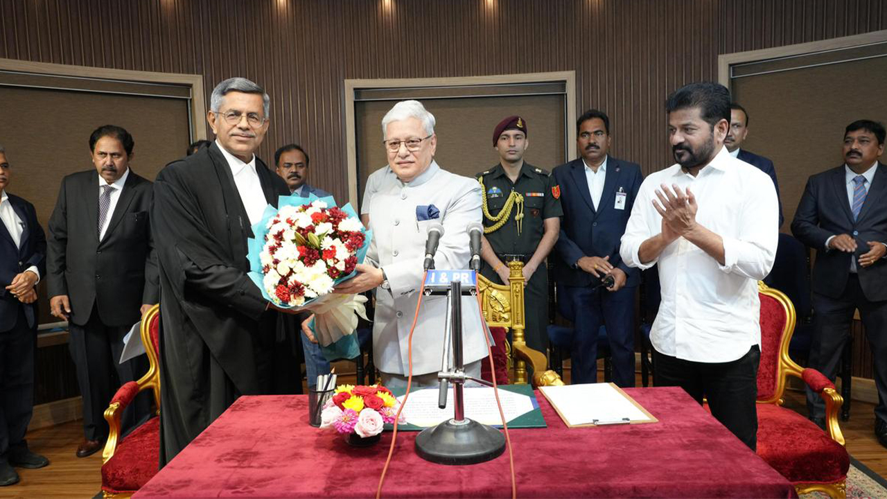 Justice Aparesh Kumar Singh | తెలంగాణ హైకోర్టు ప్రధాన న్యాయమూర్తిగా అపరేష్ కుమార్ సింగ్ ప్రమాణస్వీకారం Justice Aparesh Kumar Singh | తెలంగాణ హైకోర్టు ప్రధాన న్యాయమూర్తిగా అపరేష్ కుమార్ సింగ్ ప్రమాణస్వీకారం