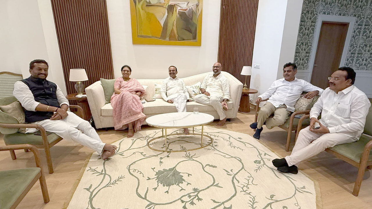 Telangana BJP | బీజేపీలో విభేదాలు కంటిన్యూ? ఢిల్లీలో పార్టీ ఎంపీల విందు రాజకీయం Telangana BJP | బీజేపీలో విభేదాలు కంటిన్యూ? ఢిల్లీలో పార్టీ ఎంపీల విందు రాజకీయం