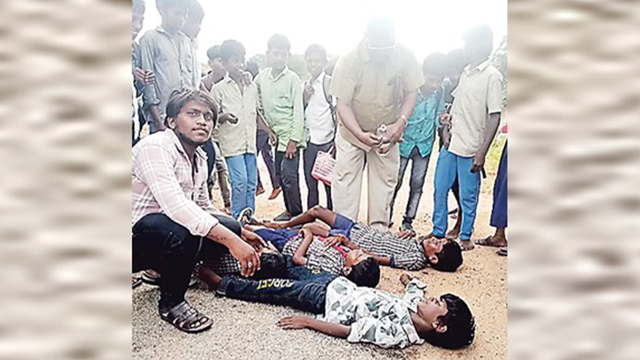 విద్యార్థులకు ఎంతటి దీన స్థితి..పాలకులు సిగ్గుపడాలి విద్యార్థులకు ఎంతటి దీన స్థితి..పాలకులు సిగ్గుపడాలి