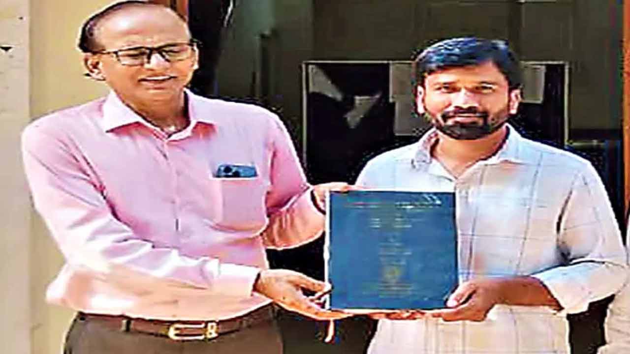Chinta Paramesh | జియాలజీలో పీహెచ్డీ పట్టా సాధించిన పాలమూరు పశువుల కాపరి.. Chinta Paramesh | జియాలజీలో పీహెచ్డీ పట్టా సాధించిన పాలమూరు పశువుల కాపరి..