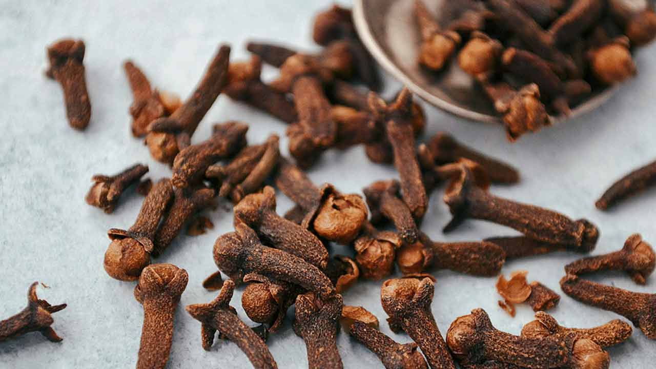 Cloves | భర్తతో విభేదాలా..? 21 లవంగాలతో పరిష్కారం పొందండి ఇలా..! Cloves | భర్తతో విభేదాలా..? 21 లవంగాలతో పరిష్కారం పొందండి ఇలా..!