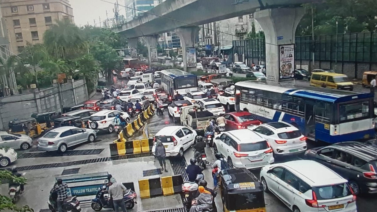 Hyderabad Traffic Chaos | హైదరాబాద్ సిటీలో ట్రాఫిక్ నరకం.. గంటకు కిలోమీటరు వేగంతో ‘దూసుకుపోతున్న’ వాహనాలు! Hyderabad Traffic Chaos | హైదరాబాద్ సిటీలో ట్రాఫిక్ నరకం.. గంటకు కిలోమీటరు వేగంతో ‘దూసుకుపోతున్న’ వాహనాలు!