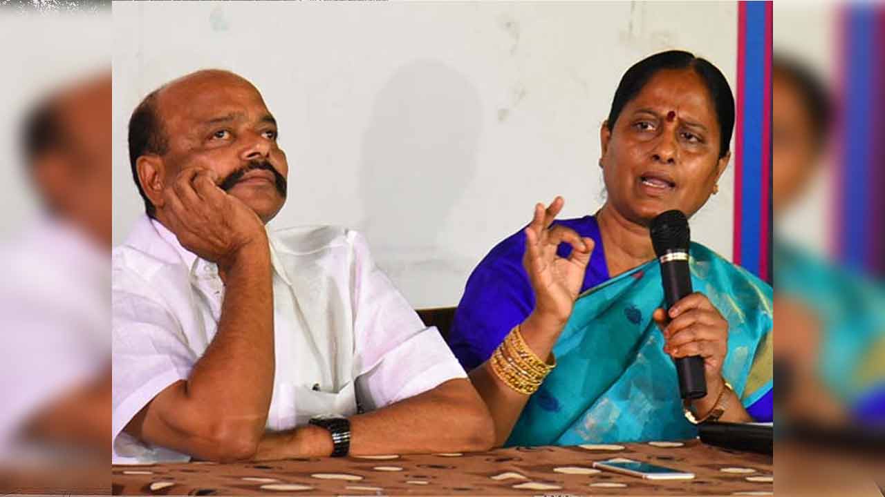 Konda Surekha | ఒంటరైన కొండా దంపతులు.. నోరు జారడంతో కొత్త చిక్కులు Konda Surekha | ఒంటరైన కొండా దంపతులు.. నోరు జారడంతో కొత్త చిక్కులు