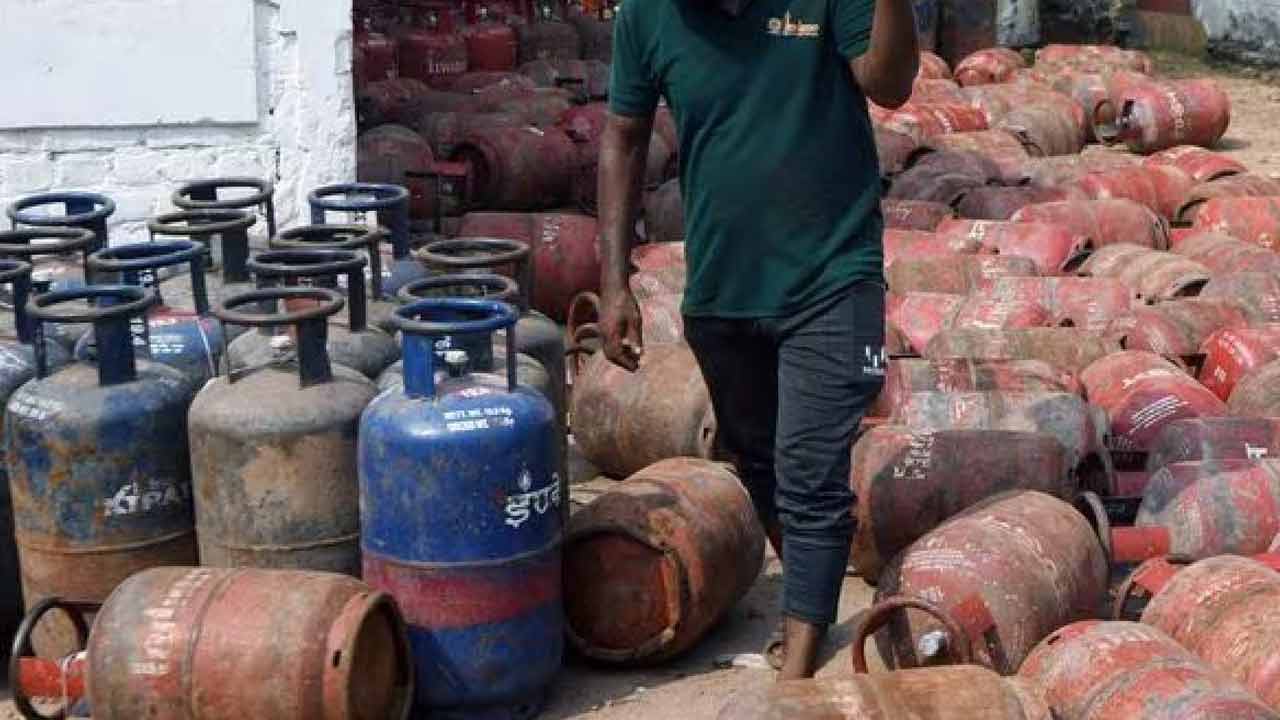 Commercial LPG cylinder price | భారీగా తగ్గిన గ్యాస్ సిలిండర్ ధరలు.. నేటి నుంచే అమల్లోకి Commercial LPG cylinder price | భారీగా తగ్గిన గ్యాస్ సిలిండర్ ధరలు.. నేటి నుంచే అమల్లోకి