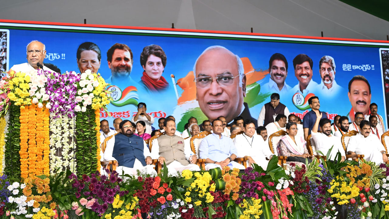 Kharge | సెక్యులర్ పదంపై బీజేపీ కుట్ర.. రాజ్యాంగం నుంచి తొలగించే యత్నం : ఏఐసీసీ చీఫ్ మల్లికార్జున ఖర్గే వ్యాఖ్యలు Kharge | సెక్యులర్ పదంపై బీజేపీ కుట్ర.. రాజ్యాంగం నుంచి తొలగించే యత్నం : ఏఐసీసీ చీఫ్ మల్లికార్జున ఖర్గే వ్యాఖ్యలు