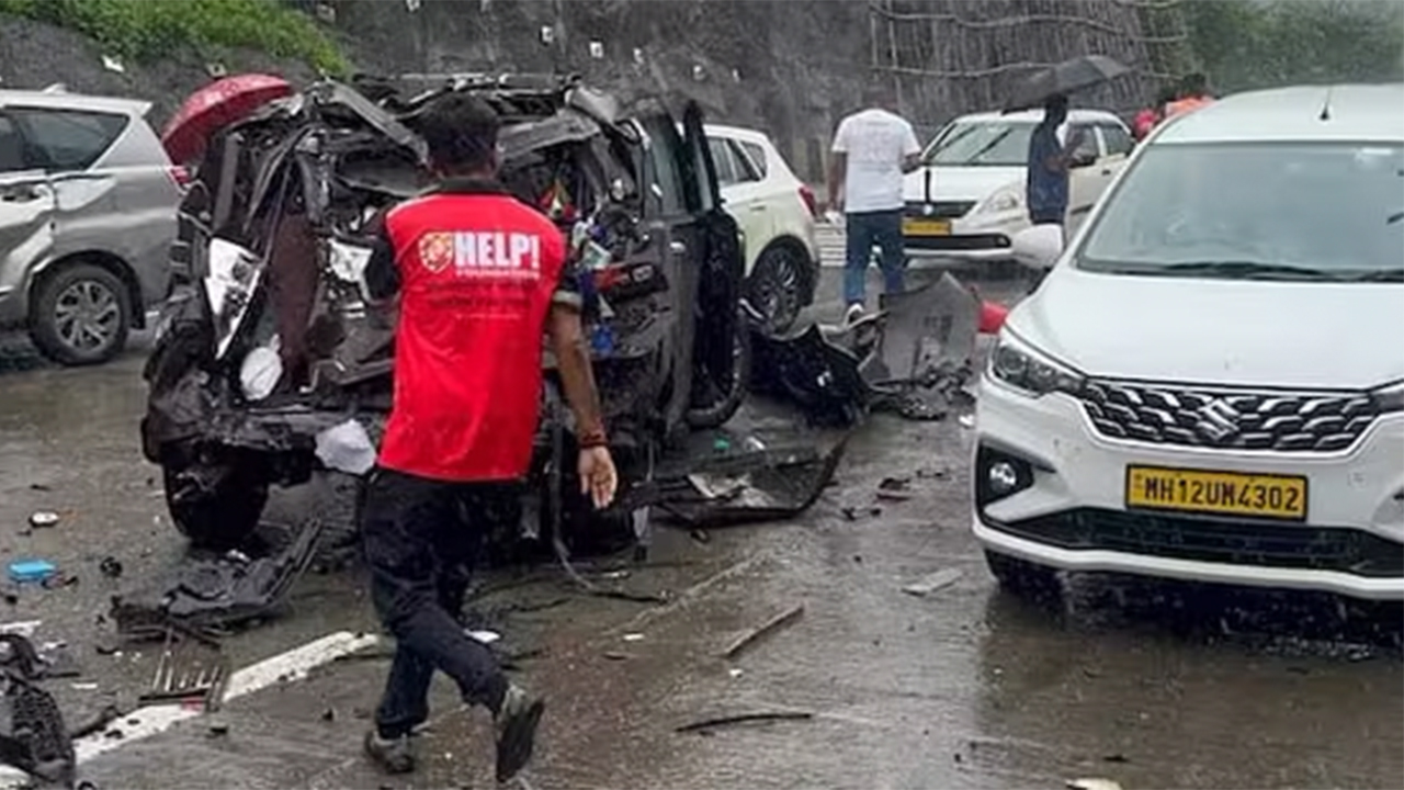 Mumbai-Pune Expressway Accident | ముంబై-పుణే ఎక్స్ప్రెస్వేపై రోడ్డు ప్రమాదంలో ఒకరు మృతి..భారీగా ట్రాఫిక్ జామ్ Mumbai-Pune Expressway Accident | ముంబై-పుణే ఎక్స్ప్రెస్వేపై రోడ్డు ప్రమాదంలో ఒకరు మృతి..భారీగా ట్రాఫిక్ జామ్