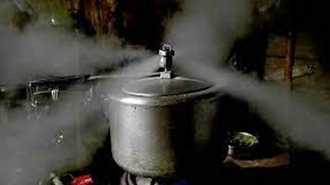 Lead Poisoning | 20 ఏళ్లుగా ఒకే కుక్కర్లో అన్నం వండిన భార్య.. లెడ్ పాయిజనింగ్తో ఆస్పత్రి పాలైన భర్త Lead Poisoning | 20 ఏళ్లుగా ఒకే కుక్కర్లో అన్నం వండిన భార్య.. లెడ్ పాయిజనింగ్తో ఆస్పత్రి పాలైన భర్త