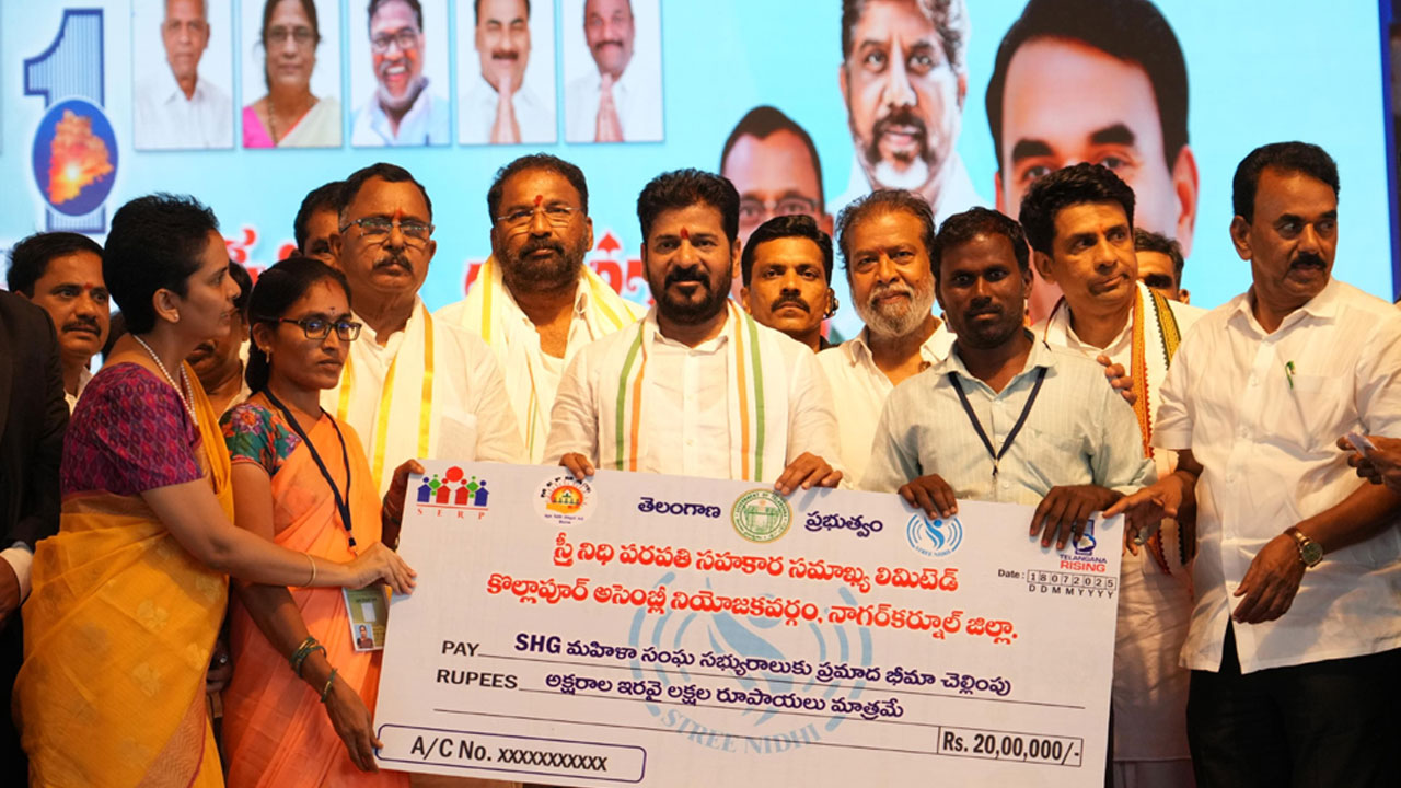 Revanth Reddy Palamuru Project | మా ప్రాజెక్టులకు అడ్డుపడితే పోరాటమే : జటప్రోలు సభలో సీఎం రేవంత్ రెడ్డి వ్యాఖ్యలు Revanth Reddy Palamuru Project | మా ప్రాజెక్టులకు అడ్డుపడితే పోరాటమే : జటప్రోలు సభలో సీఎం రేవంత్ రెడ్డి వ్యాఖ్యలు