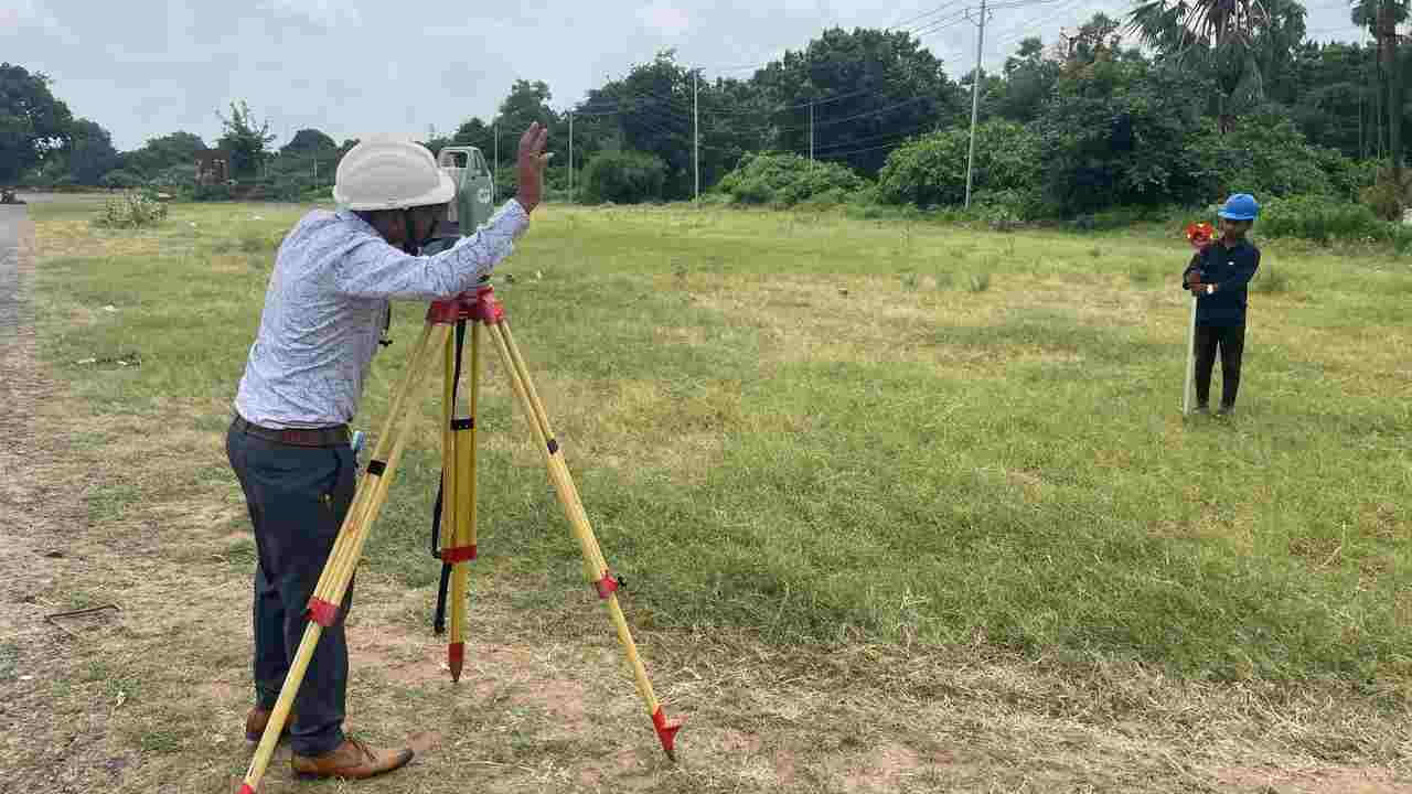 Telangana Surveyors | మండలానికి ఆరుగురు సర్వేయర్లు.. ప్రతి రెవెన్యూ గ్రామానికి జీపీవో : మంత్రి పొంగులేటి వెల్లడి Telangana Surveyors | మండలానికి ఆరుగురు సర్వేయర్లు.. ప్రతి రెవెన్యూ గ్రామానికి జీపీవో : మంత్రి పొంగులేటి వెల్లడి