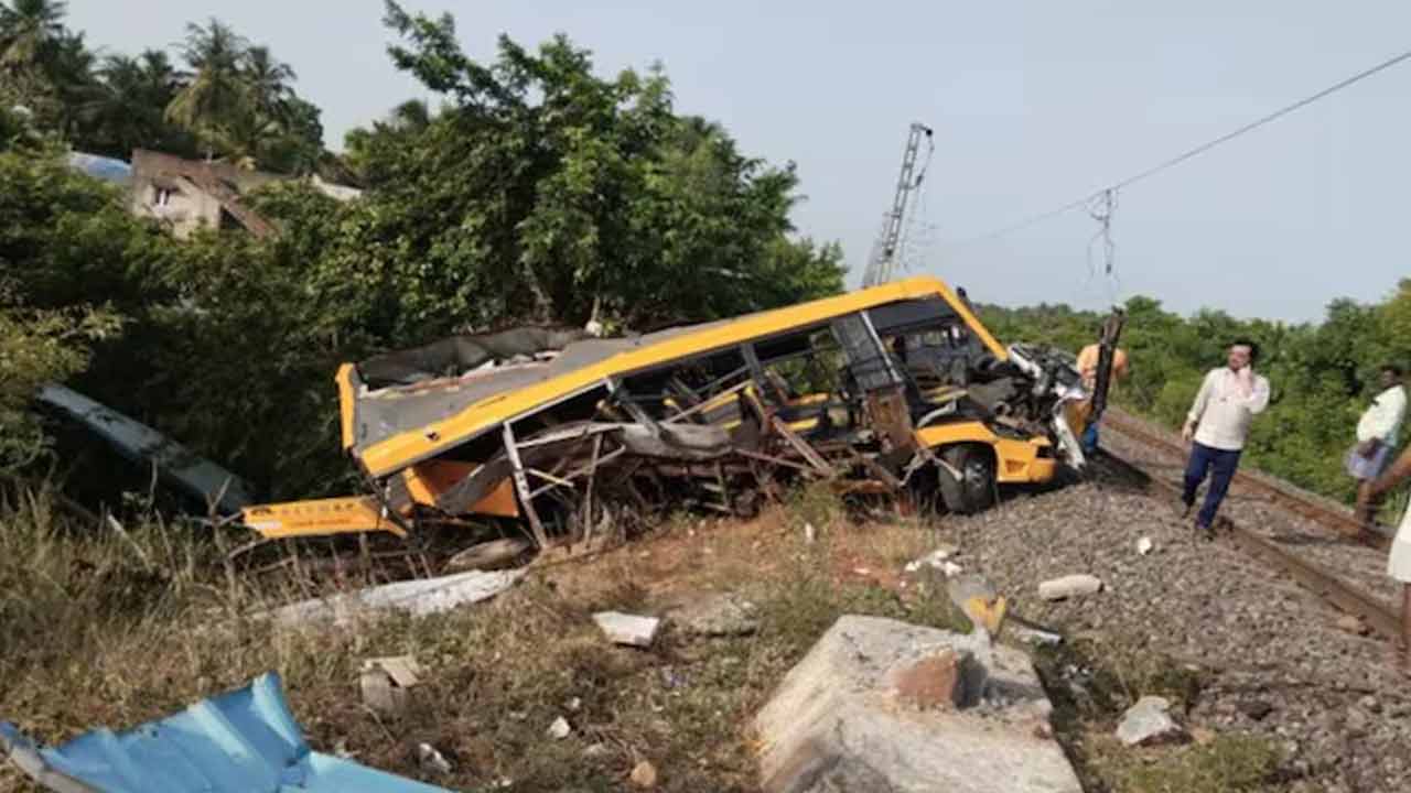 Train hits School Bus | స్కూల్ బస్సును ఢీకొట్టిన రైలు.. ఇద్దరు విద్యార్థులు మృతి Train hits School Bus | స్కూల్ బస్సును ఢీకొట్టిన రైలు.. ఇద్దరు విద్యార్థులు మృతి