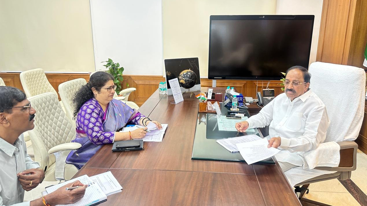 మంత్రి తుమ్మల: చీరల ఉత్పత్తి వేగవంతం చేయాలి మంత్రి తుమ్మల: చీరల ఉత్పత్తి వేగవంతం చేయాలి