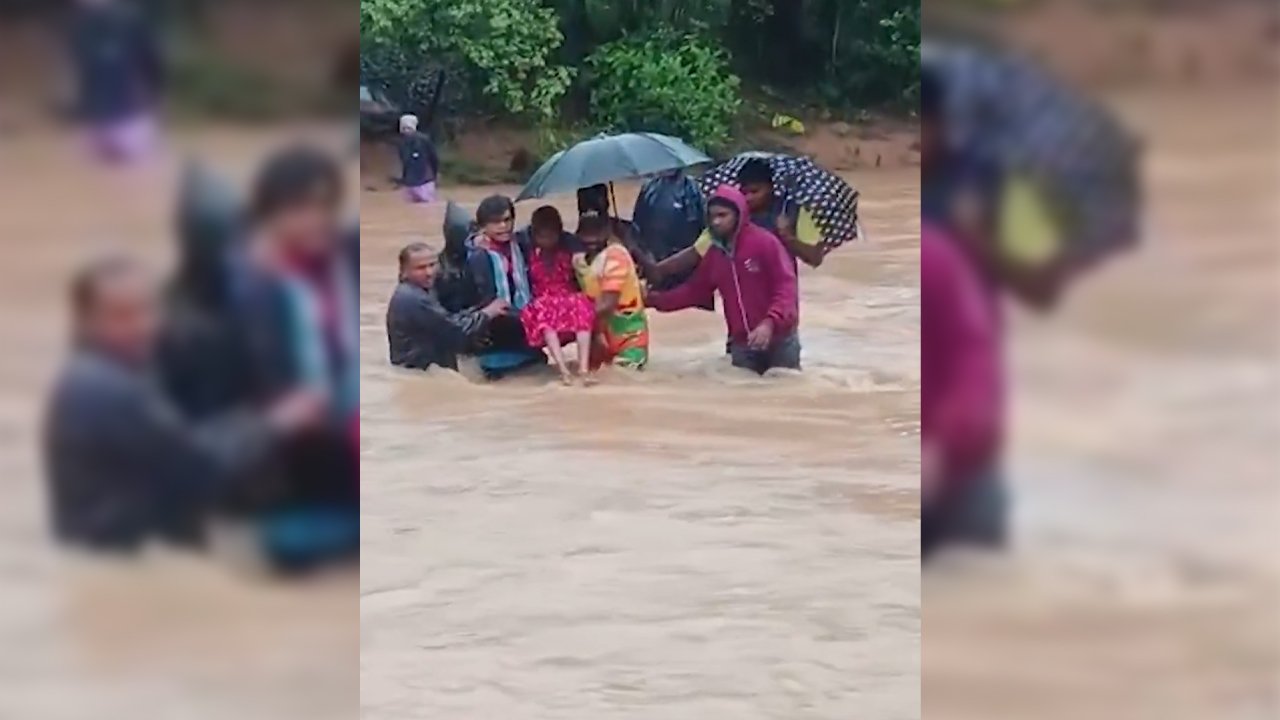 Pregnant Woman carried in Flood | వాగులో గర్భిణీ అవస్థలు..ఎంత కష్టం! Pregnant Woman carried in Flood | వాగులో గర్భిణీ అవస్థలు..ఎంత కష్టం!