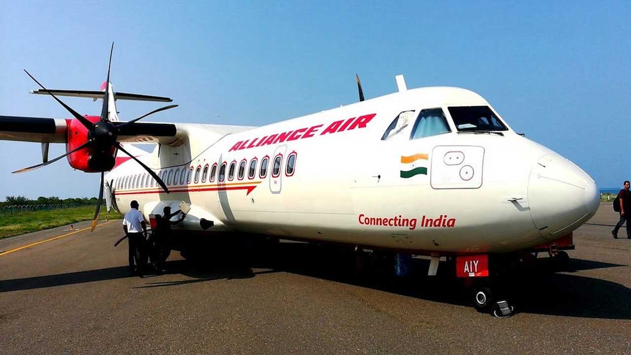 Shamshabad Airport| సాంకేతిక లోపంతో మూడుసార్లు రన్ వే పైకి వెళ్లి తిరిగొచ్చిన విమానం! Shamshabad Airport| సాంకేతిక లోపంతో మూడుసార్లు రన్ వే పైకి వెళ్లి తిరిగొచ్చిన విమానం!