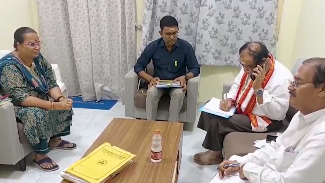 Outsourcing Job Fraud| అవుట్ సోర్సింగ్ ఉద్యోగాలు ఇప్పిస్తామంటూ రూ. 2లక్షలు వసూలు Outsourcing Job Fraud| అవుట్ సోర్సింగ్ ఉద్యోగాలు ఇప్పిస్తామంటూ రూ. 2లక్షలు వసూలు