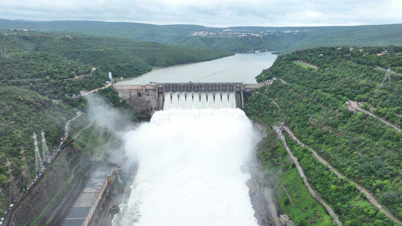 Srisailam Gates Open| పరవళ్లు తొక్కుతున్న కృష్ణమ్మ.. శ్రీశైలం గేట్లు ఎత్తివేత Srisailam Gates Open| పరవళ్లు తొక్కుతున్న కృష్ణమ్మ.. శ్రీశైలం గేట్లు ఎత్తివేత