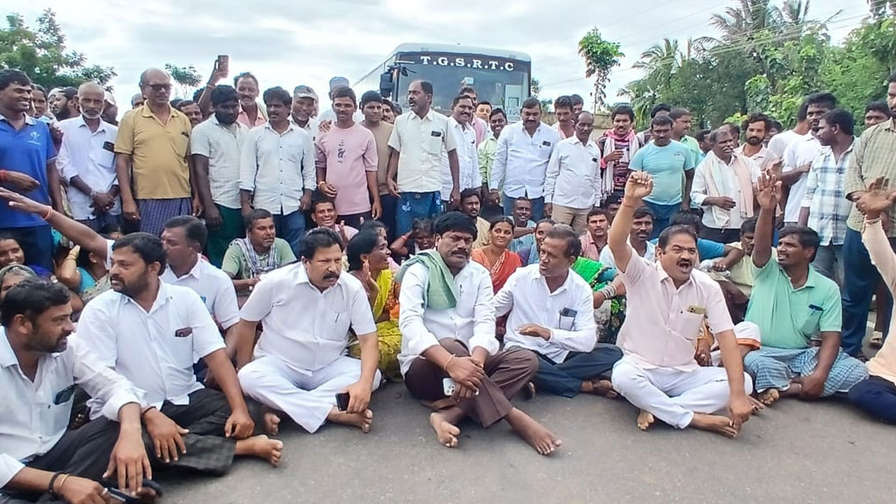 Telangana Urea Shortage | యూరియాపై పాలిటిక్స్! మూడు పార్టీల రాజకీయం.. పొంచి ఉన్న బ్లాక్ మార్కెట్ దందా! Telangana Urea Shortage | యూరియాపై పాలిటిక్స్! మూడు పార్టీల రాజకీయం.. పొంచి ఉన్న బ్లాక్ మార్కెట్ దందా!