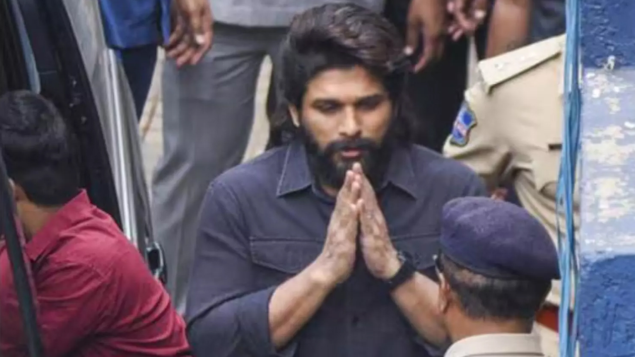 HRC Notice on Pushpa 2 | పుష్ప 2 తొక్కిసలాట ఘటనపై హెచ్ ఆర్సీ సీరియస్ HRC Notice on Pushpa 2 | పుష్ప 2 తొక్కిసలాట ఘటనపై హెచ్ ఆర్సీ సీరియస్