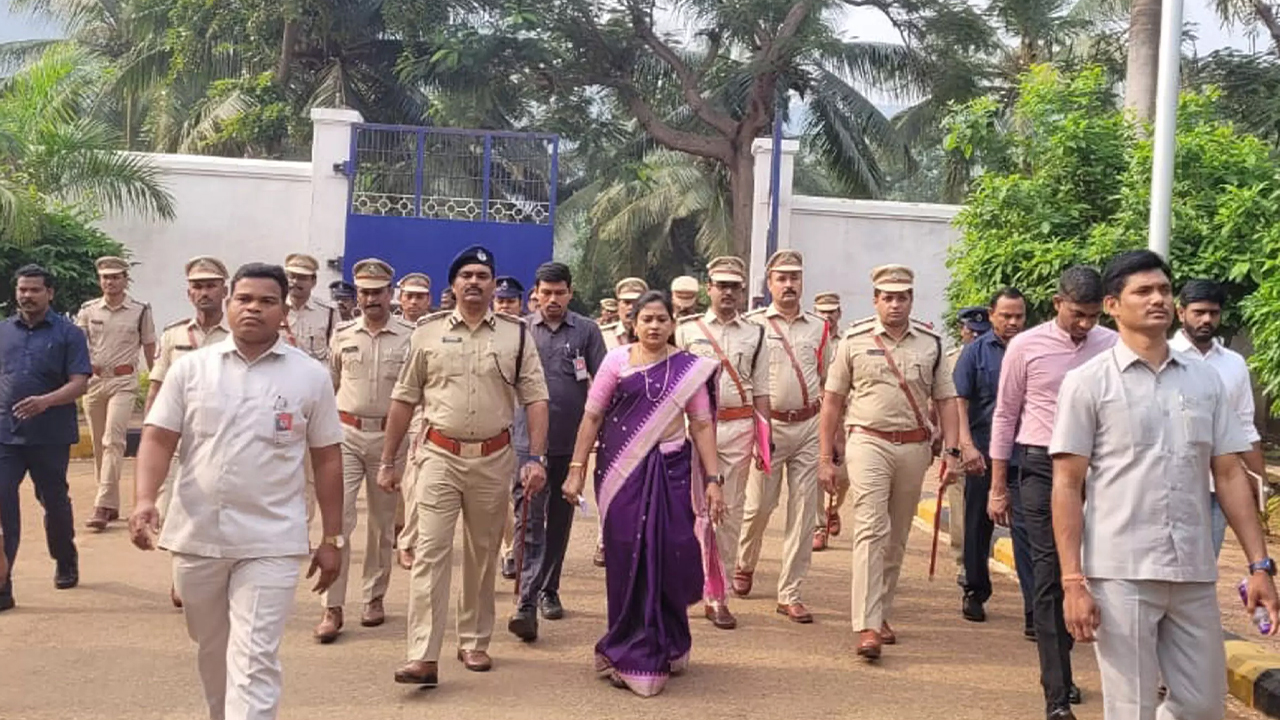 AP Home Minister | ఖైదీలకు రాఖీ కట్టిన హోం మంత్రి అనిత AP Home Minister | ఖైదీలకు రాఖీ కట్టిన హోం మంత్రి అనిత