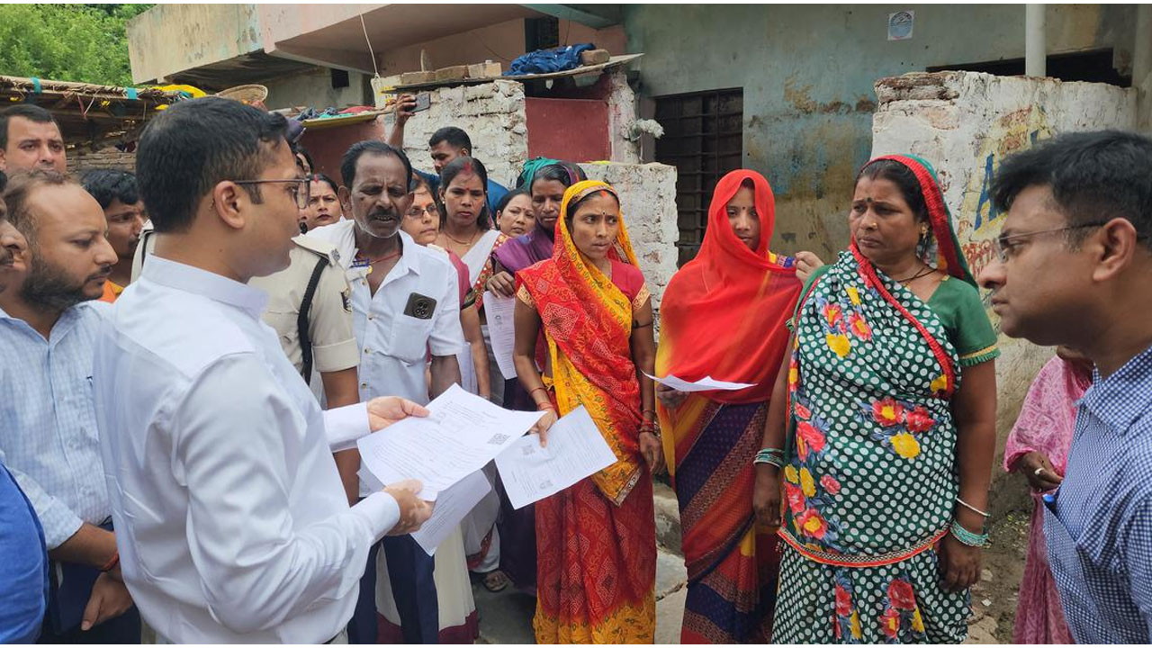 Bihar Voter List Irregularities | ఒకే అడ్రస్.. వందల ఓటర్లు! బీహార్లో వెలుగుచూసిన బాగోతం! Bihar Voter List Irregularities | ఒకే అడ్రస్.. వందల ఓటర్లు! బీహార్లో వెలుగుచూసిన బాగోతం!