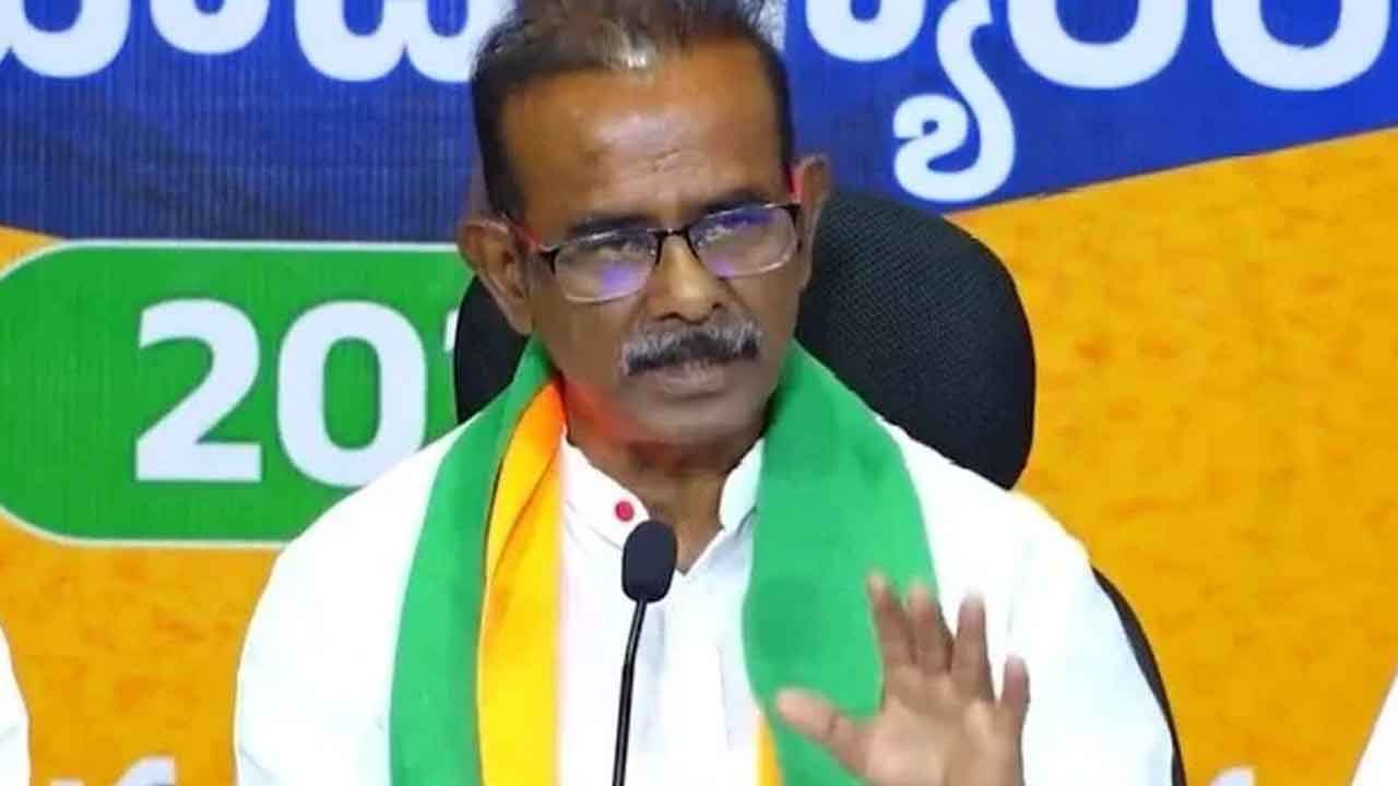 గౌరవం లేని చోట ఎందుకున్నావ్.. రాజగోపాల్ రెడ్డిపై బూర ఫైర్ గౌరవం లేని చోట ఎందుకున్నావ్.. రాజగోపాల్ రెడ్డిపై బూర ఫైర్