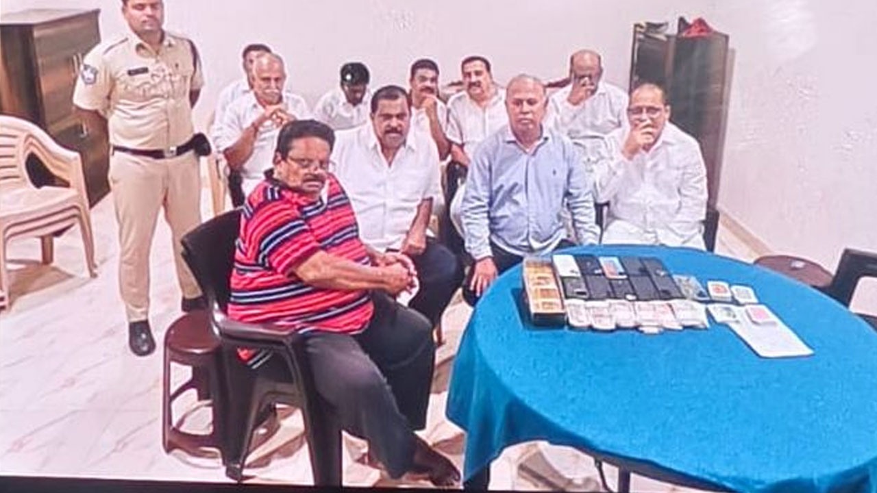 పేకాటలో పట్టుబడ్డ బీఆర్ఎస్ ఎమ్మెల్సీ నవీన్ రావు తండ్రి పేకాటలో పట్టుబడ్డ బీఆర్ఎస్ ఎమ్మెల్సీ నవీన్ రావు తండ్రి