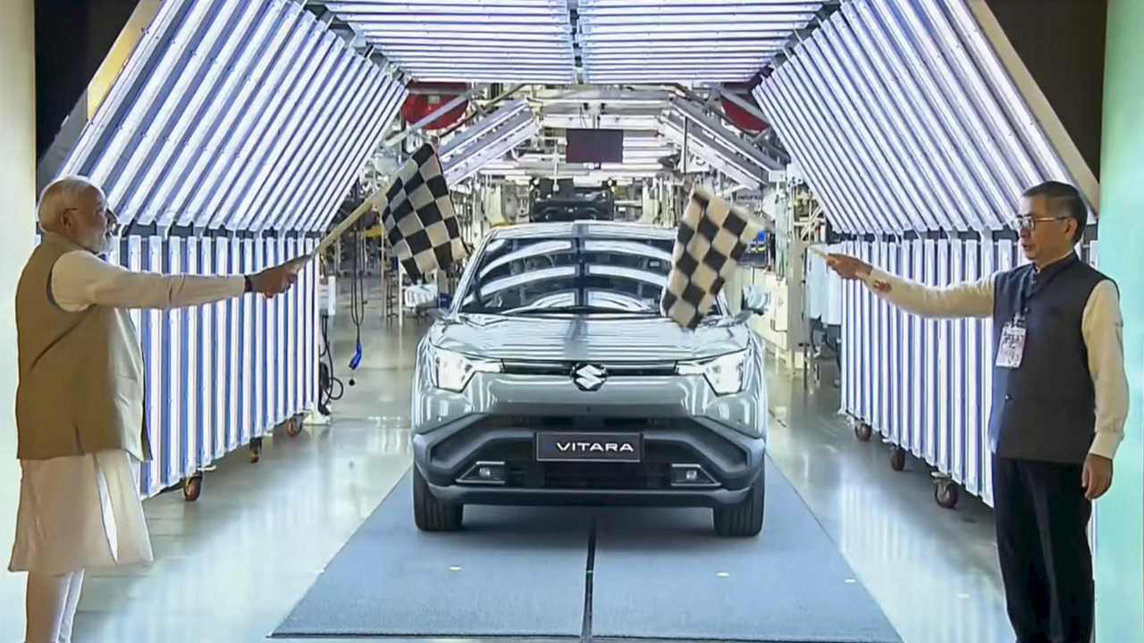 Maruti E-Vitara | మన విటారా కారు.. ఇప్పుడు వంద దేశాలకు పైగా ఎగుమతి ! Maruti E-Vitara | మన విటారా కారు.. ఇప్పుడు వంద దేశాలకు పైగా ఎగుమతి !