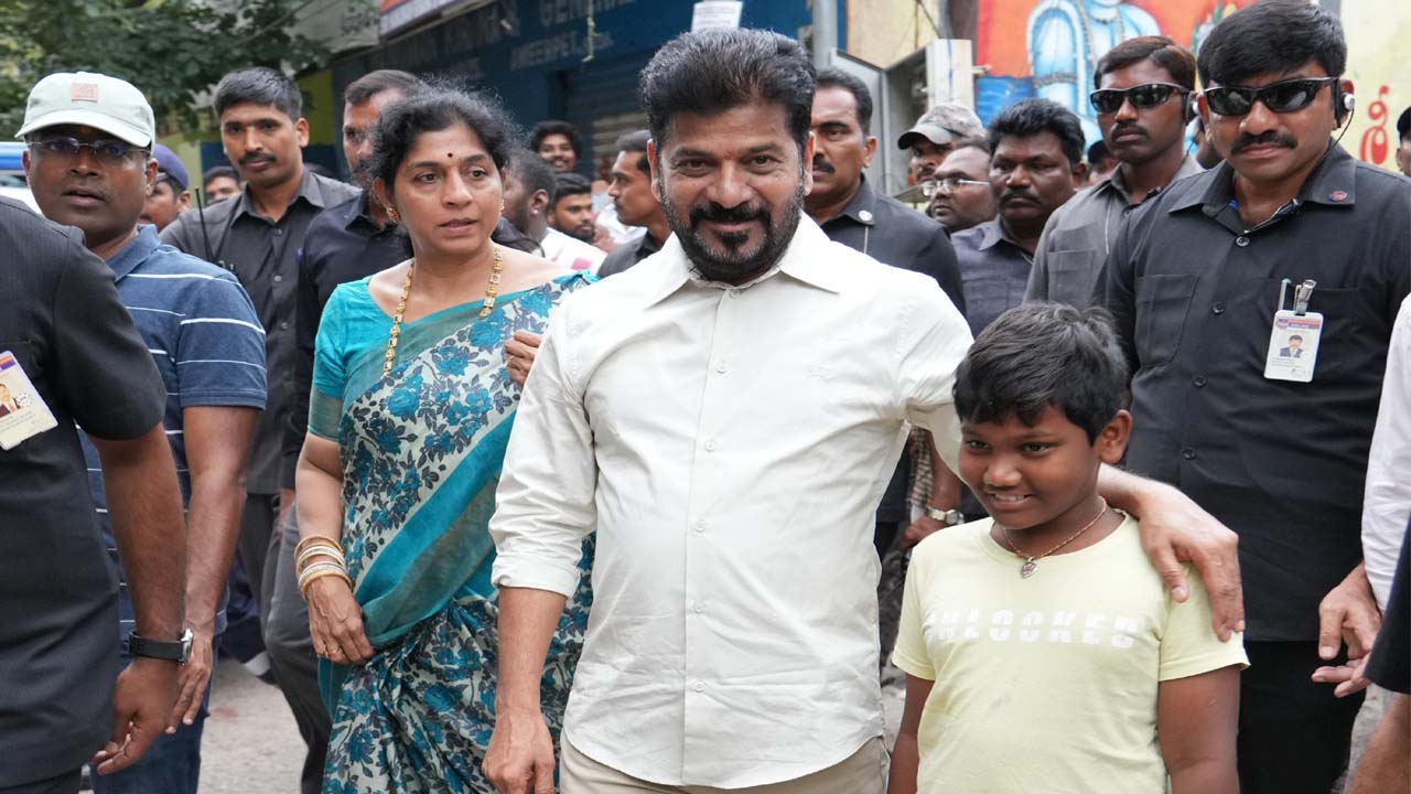 లోతట్టు ప్రాంతాల్లో సీఎం ఆకస్మిక తనిఖీలు లోతట్టు ప్రాంతాల్లో సీఎం ఆకస్మిక తనిఖీలు
