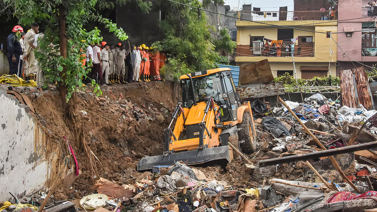 Delhi Wall Collapse | ఢిల్లీలో విషాదం.. గోడ కూలీ 8మంది మృతి Delhi Wall Collapse | ఢిల్లీలో విషాదం.. గోడ కూలీ 8మంది మృతి