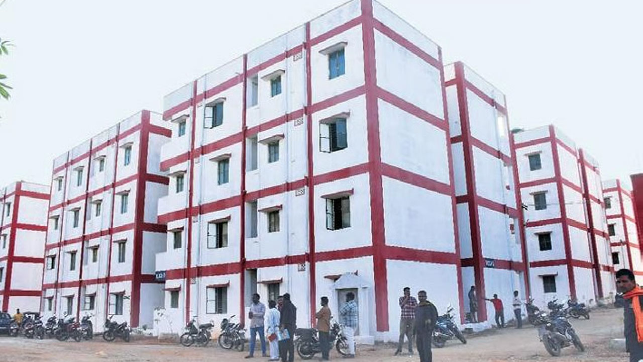 Double Bedroom Houses | బీఆరెస్ పాలిట ట్రాజెడీగా మారిన డబుల్ బెడ్రూమ్ ఇళ్ల పంపిణీ Double Bedroom Houses | బీఆరెస్ పాలిట ట్రాజెడీగా మారిన డబుల్ బెడ్రూమ్ ఇళ్ల పంపిణీ
