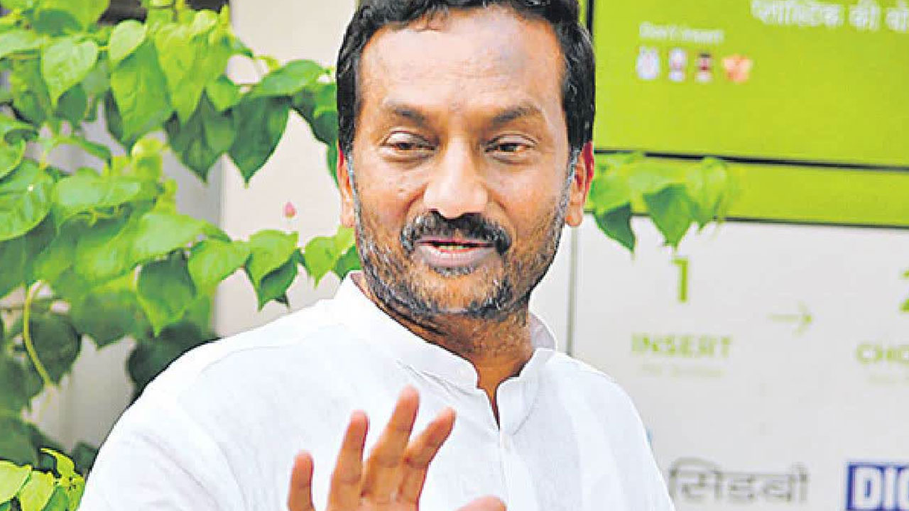 ఈసీపై రాహుల్ పోరాటానికి రఘునందన్ ఎవిడెన్స్! ఈసీపై రాహుల్ పోరాటానికి రఘునందన్ ఎవిడెన్స్!