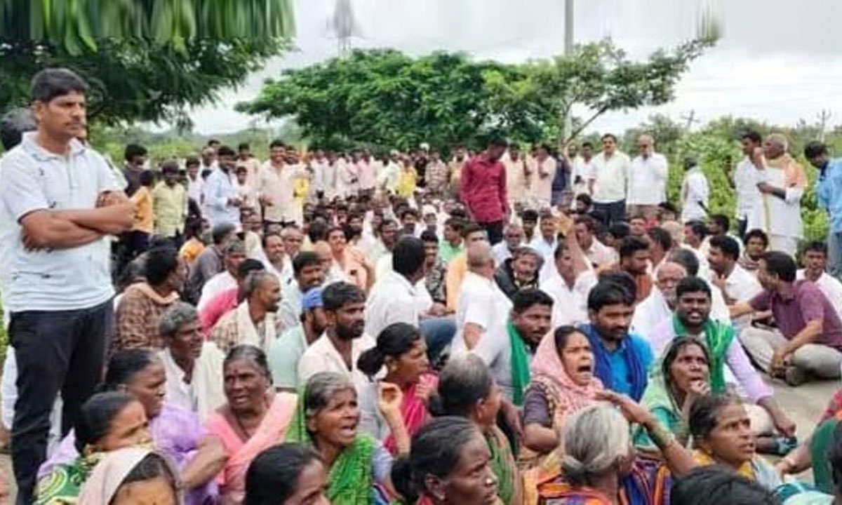 పరిహారం ప్రకటిస్తే భూములు ఇస్తం!..పెట్రోల్ డబ్బాలతో చెరువు కట్టపై బైఠాయింపు పరిహారం ప్రకటిస్తే భూములు ఇస్తం!..పెట్రోల్ డబ్బాలతో చెరువు కట్టపై బైఠాయింపు