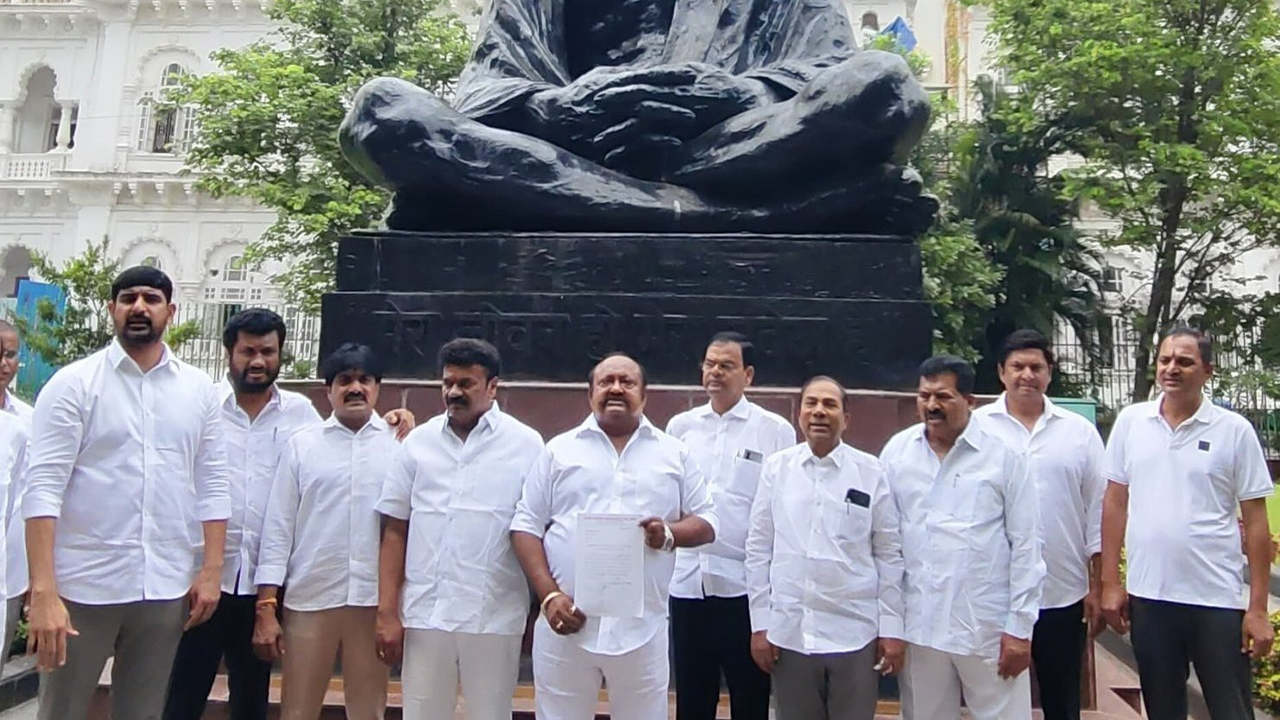 BRS MLAS| అసెంబ్లీ ప్రాంగణంలో బీఆర్ఎస్ ఎమ్మెల్యేల మెరుపు ధర్నా BRS MLAS| అసెంబ్లీ ప్రాంగణంలో బీఆర్ఎస్ ఎమ్మెల్యేల మెరుపు ధర్నా