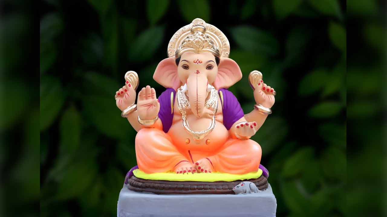 Vinayaka Chavithi | రేపే వినాయక చవితి.. ఈ నాలుగు రాశుల వారికి పట్టిందల్లా బంగారమే..! Vinayaka Chavithi | రేపే వినాయక చవితి.. ఈ నాలుగు రాశుల వారికి పట్టిందల్లా బంగారమే..!
