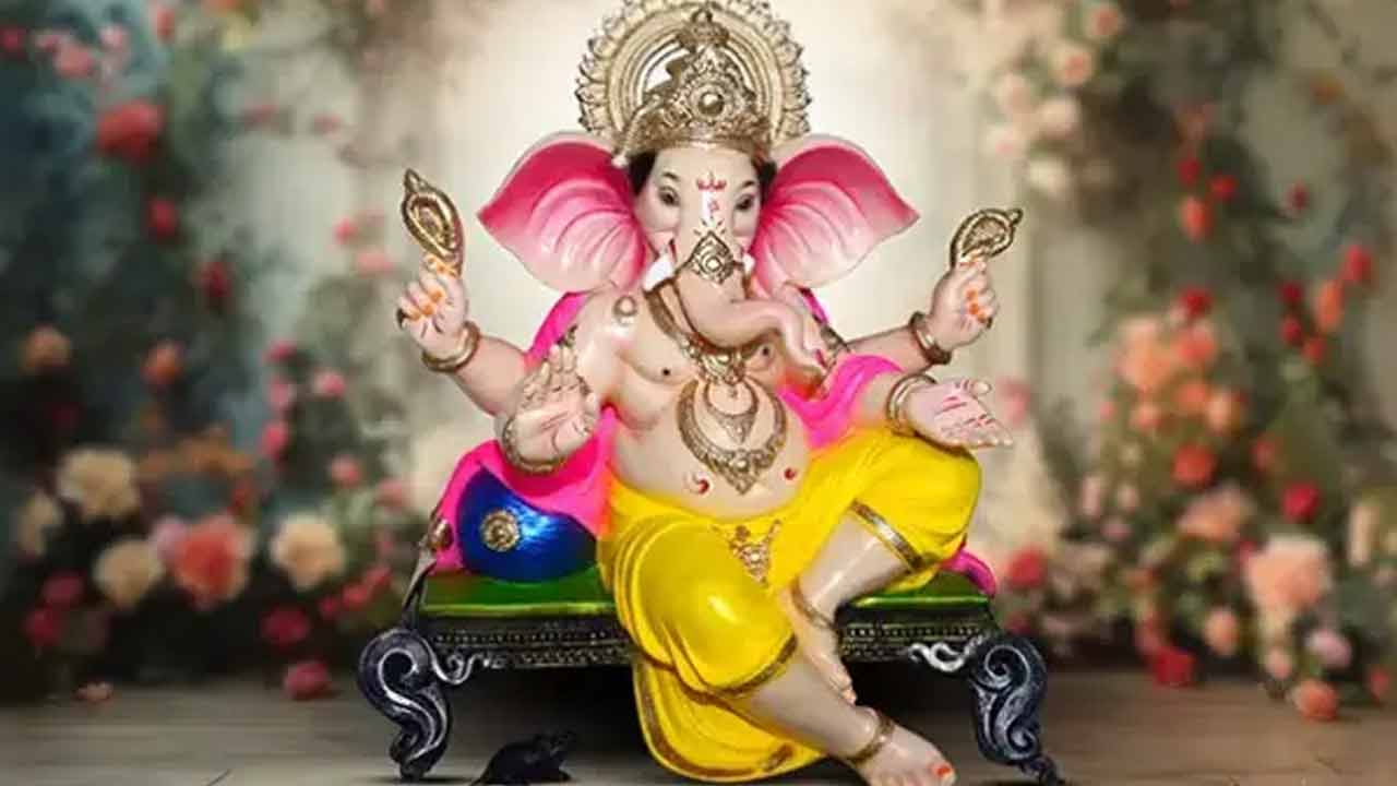 Vinayaka Chavithi | రేపే గణేశ్ చతుర్ధి.. ఈ దిశలో దీపం వెలిగిస్తే కోటీశ్వరులైపోతారట..! Vinayaka Chavithi | రేపే గణేశ్ చతుర్ధి.. ఈ దిశలో దీపం వెలిగిస్తే కోటీశ్వరులైపోతారట..!