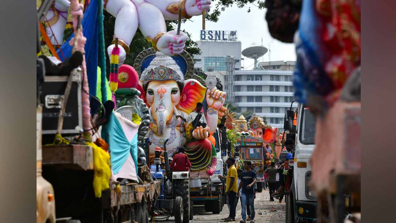 Traffic Restrictions | బీ అలర్ట్.. హైదరాబాద్లో వారం రోజుల పాటు ట్రాఫిక్ ఆంక్షలు..! Traffic Restrictions | బీ అలర్ట్.. హైదరాబాద్లో వారం రోజుల పాటు ట్రాఫిక్ ఆంక్షలు..!
