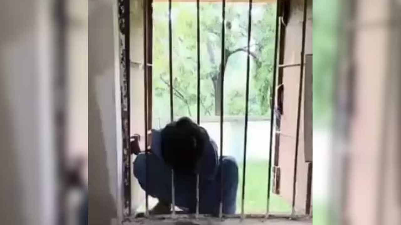 Girl head struck in Window | కిటికీ ఇనుప కడ్డీల్లో ఇరుక్కున్న బాలిక తల.. 12 గంటలకుపైగా నరకయాతన Girl head struck in Window | కిటికీ ఇనుప కడ్డీల్లో ఇరుక్కున్న బాలిక తల.. 12 గంటలకుపైగా నరకయాతన