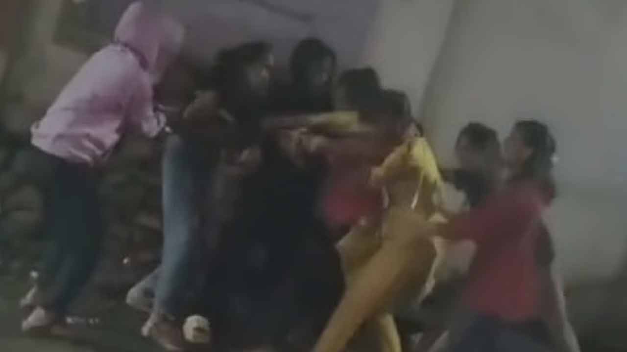 Viral Video | ఒక్క అబ్బాయి కోసం జుట్లు పట్టుకున్న ఇద్దరమ్మాయిలు.. వీడియో Viral Video | ఒక్క అబ్బాయి కోసం జుట్లు పట్టుకున్న ఇద్దరమ్మాయిలు.. వీడియో