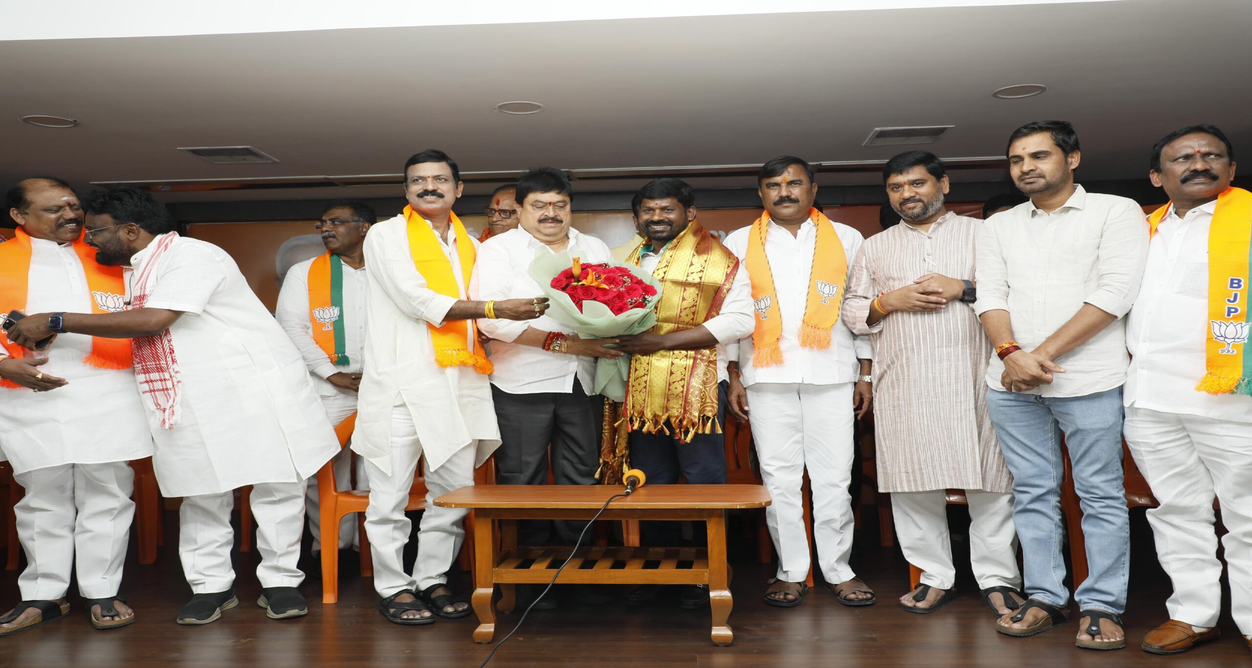 బీజేపీ గూటికి చేరిన గువ్వల బీజేపీ గూటికి చేరిన గువ్వల