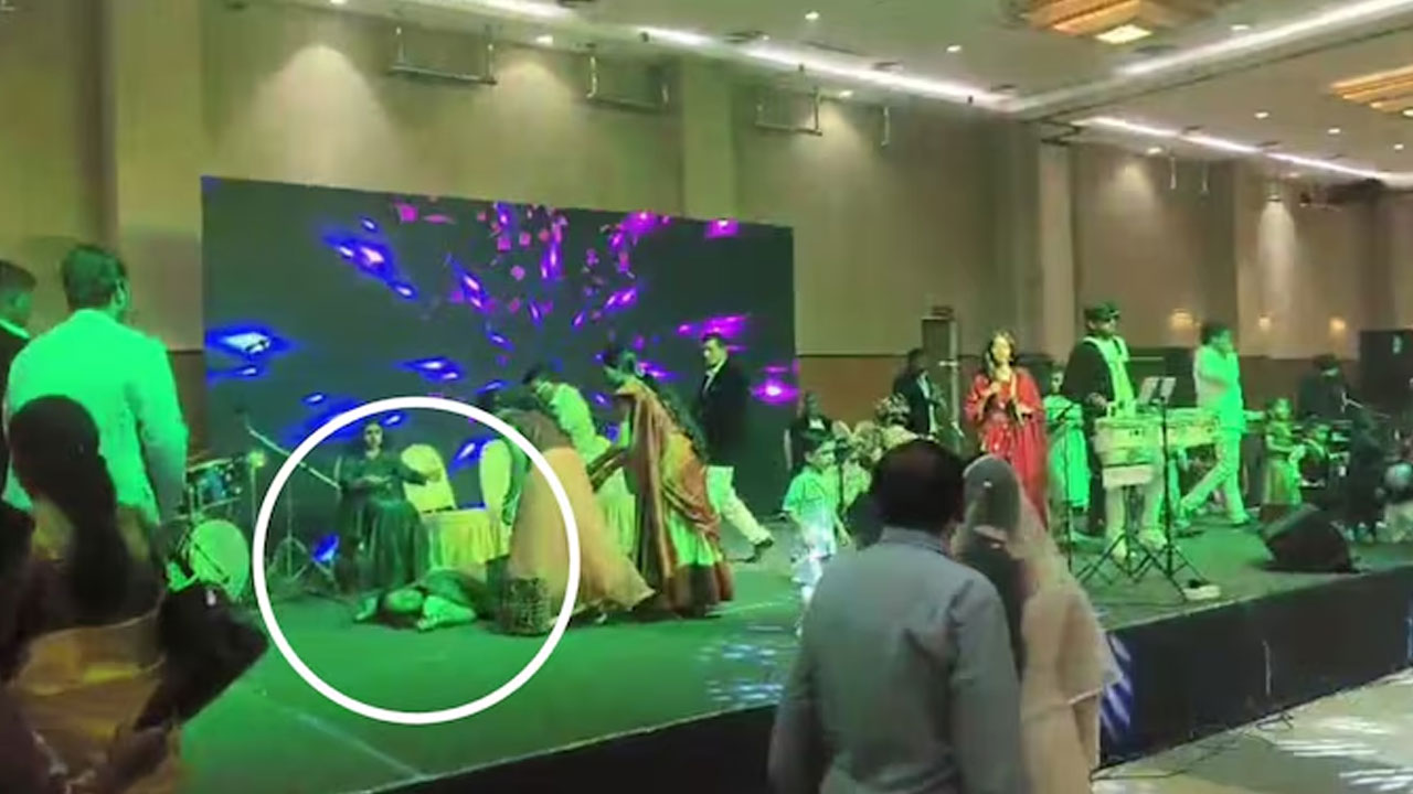 Viral Video | పెళ్లివేడుకలో నృత్యం చేస్తూ కుప్పకూలిన మహిళ.. Viral Video | పెళ్లివేడుకలో నృత్యం చేస్తూ కుప్పకూలిన మహిళ..