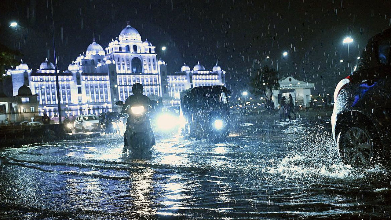 Heavy Rains | హైదరాబాద్లో దంచికొట్టిన వాన.. తడిసి ముద్దైన భాగ్యనగరం Heavy Rains | హైదరాబాద్లో దంచికొట్టిన వాన.. తడిసి ముద్దైన భాగ్యనగరం