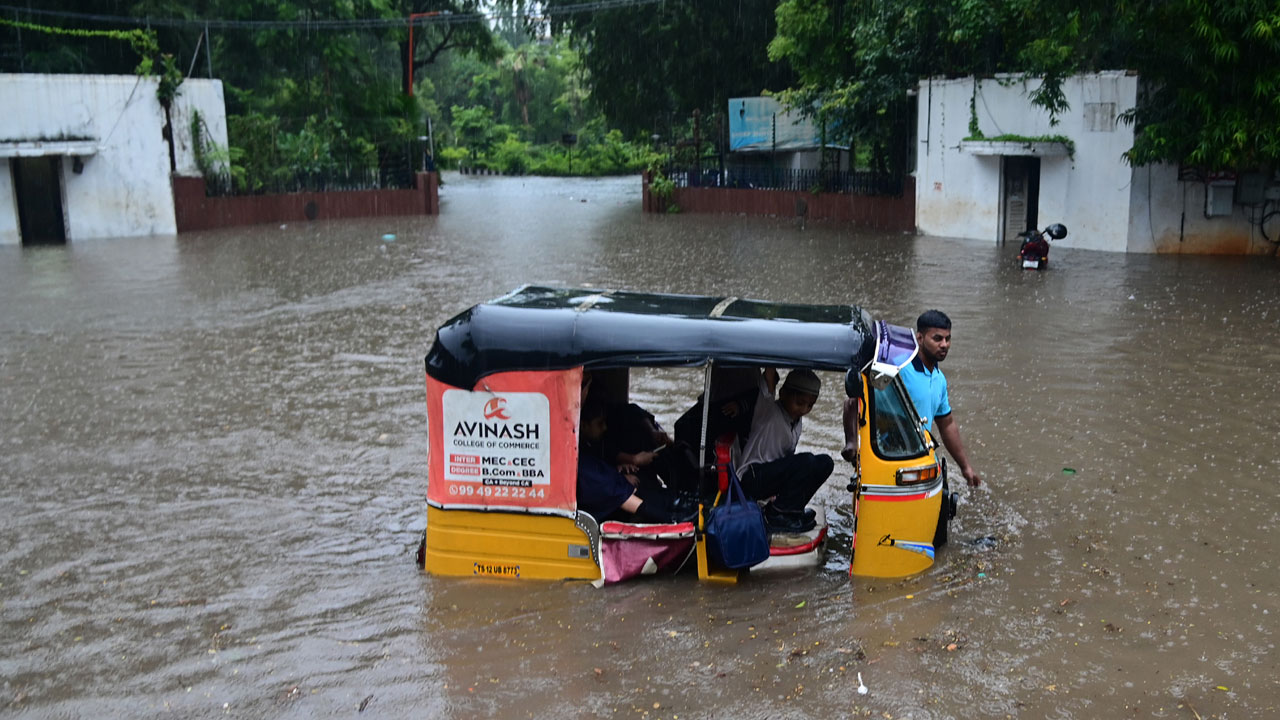 Hyderabad Rain Traffic Problem | హైదరాబాద్లో రోడ్డు కింది బావులు అట్టర్ ఫ్లాప్! Hyderabad Rain Traffic Problem | హైదరాబాద్లో రోడ్డు కింది బావులు అట్టర్ ఫ్లాప్!