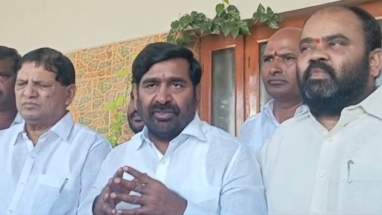 మాజీ మంత్రి జగదీష్ రెడ్డి : వర్షాలు వరదల వేళ.. సర్కార్ ఓటర్ లిస్టు కుట్ర మాజీ మంత్రి జగదీష్ రెడ్డి : వర్షాలు వరదల వేళ.. సర్కార్ ఓటర్ లిస్టు కుట్ర